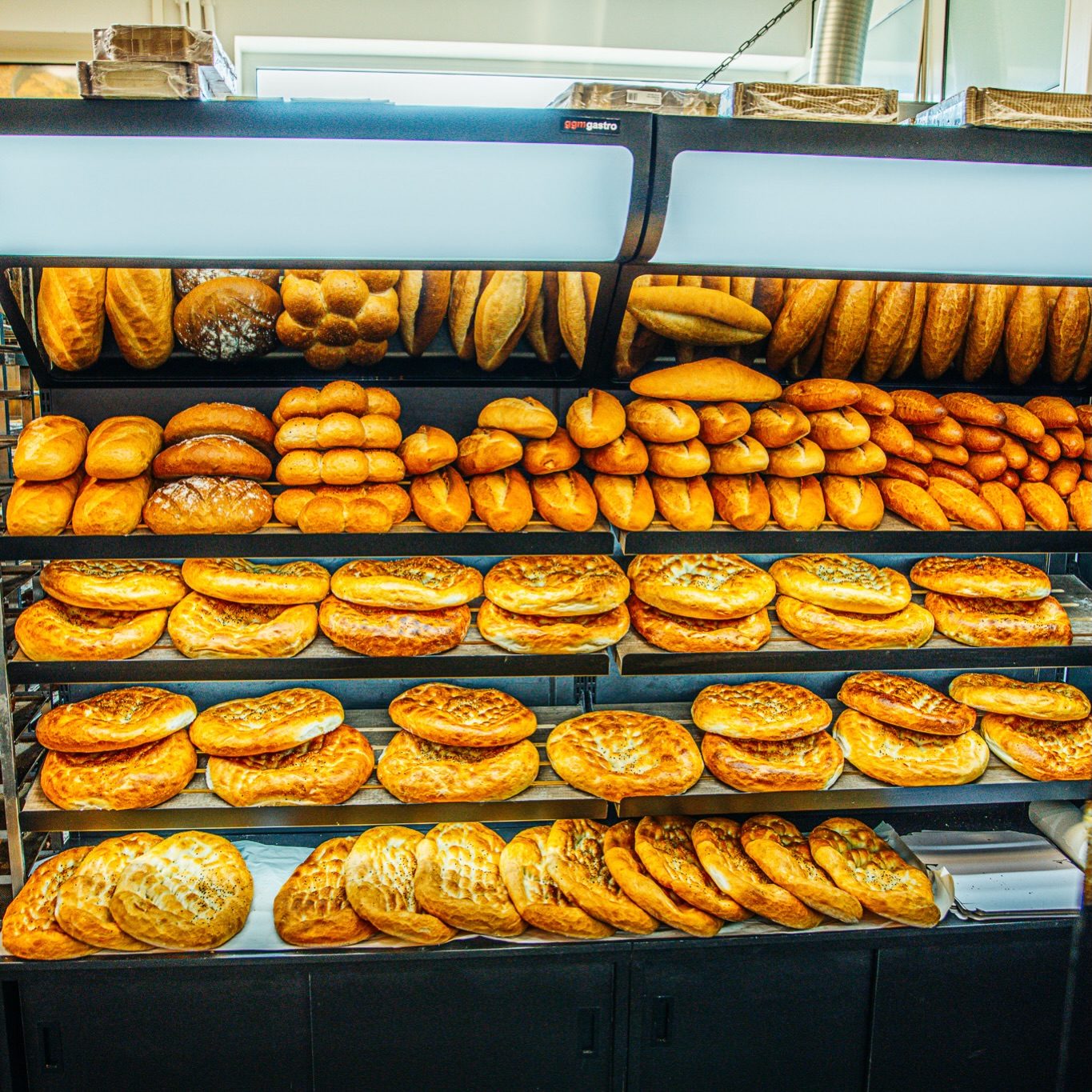 Ofenfrische Backwaren und Steinofenbrot im ONAT Market