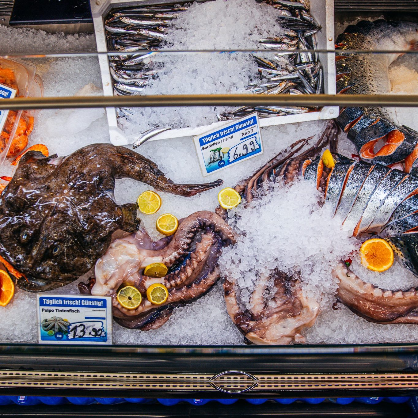 Fangfrischer Fisch auf Eis an der Frischetheke